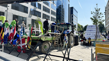 Çiftçilerden AB kurumları önünde protesto