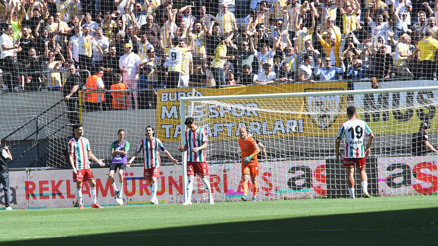 Karşıyakada taraftar-futbolcu gerilimi