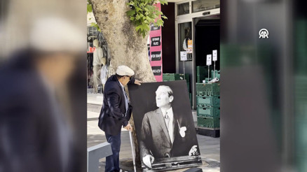 Yatay bırakılan Atatürk portrelerini fark eden vatandaşların hassasiyeti kamerada