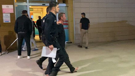 Balta ile sokaklarda dehşet saçıp polise saldırdı