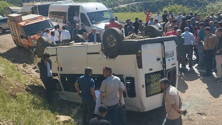 Hakkaride servis takla attı 14 yaralı