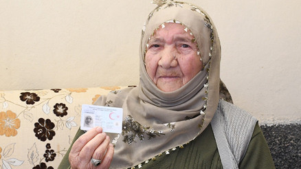 Yaşını tahmin etmeniz çok zor Makbule Ninenin doğum tarihini duyanlar şaşkına dönüyor... | Sağlık çalışanları doğum günü sürprizi yaptı