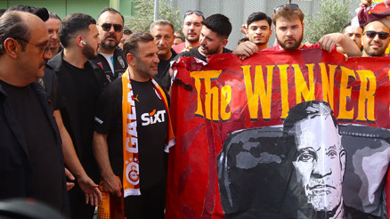 Şampiyon Galatasaray, İzmirde coşkuyla karşılandı