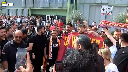 Şampiyon Galatasaray, İzmirde coşkuyla karşılandı