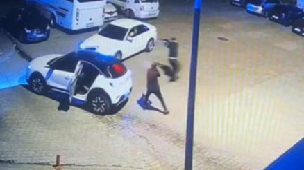 Kağıthanede kalaşnikoflu saldırı Aracın önünü kesip kurşun yağdırdılar