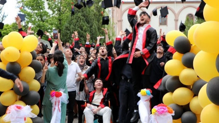 Okuma azmi hayran bıraktı Tekerlekli sandalyeyle okula gitti, liseden mezun oldu