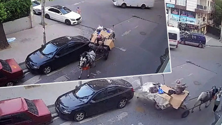 Yer Esenyurt At arabası ile otomobile çarpıp kaçtı Yer Esenyurt At arabası ile otomobile çarpıp kaçtı