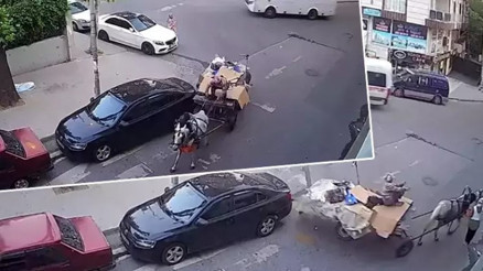 Esenyurt’ta at arabası otomobile böyle çarptı Esenyurt’ta at arabası otomobile böyle çarptı