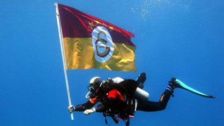 Galatasarayın şampiyonluğunu deniz dibinde kutladılar