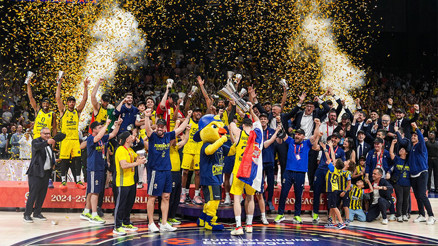 Fenerbahçe Bekoya sporcular ve futbol takımından kutlamalar