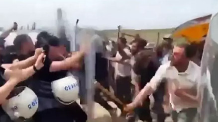 Denetim yapılmasına izin vermeyen kurban satıcılarından polise saldırı