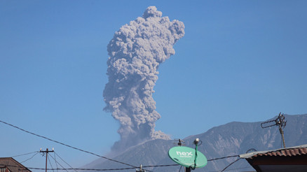 2023ten bu yana 445 kez patlamıştı: Endonezyanın Merapi Yanardağı kül püskürttü