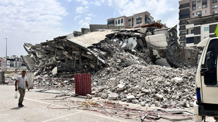 Hasarlı bina tehlikesi İş makinasının dokunmasıyla 7 katlı bina tuzla buz oldu