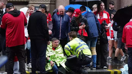 İngiltere’de Liverpool’un şampiyonluk kutlamasında araç kalabalığın arasında daldı