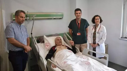 Dünyada 3. vaka: Moyamoya hastası ve her iki şah damarı tıkalı olan hastaya açık kalp ameliyatı Dünyada 3. vaka: Moyamoya hastası ve her iki şah damarı tıkalı olan hastaya açık kalp ameliyatı