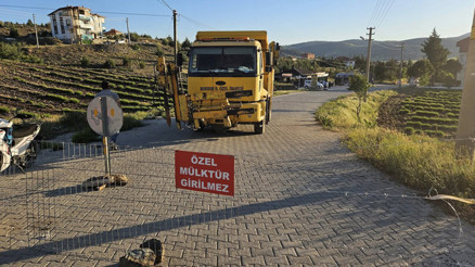 Burdurda Tapulu arazim diyerek yolu trafiğe kapattı