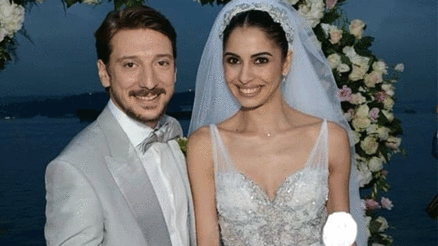 Ünlü çiftin mutluluğuna dostları da dahil oldu... Hakkı verilmiş bir 10 yıl Ünlü çiftin mutluluğuna dostları da dahil oldu... Hakkı verilmiş bir 10 yıl