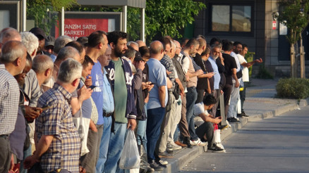 İzmir’de 23 bin işçi greve çıktı Otobüs duraklarında yoğunluk
