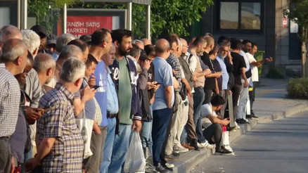 İzmir’de 23 bin işçi greve çıktı Otobüs duraklarında yoğunluk