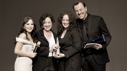 Ödülünü kızının elinden aldı