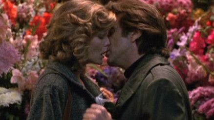 Kimse seni biriyle öpüşürken görmez istemez... Yönetmen tipini beğenmeyince rolü kaybetmiş... Onun yerine sarışın yıldızı seçmişler