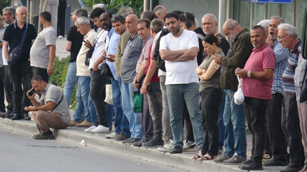 İzmirde grevin ikinci günü: Duraklarda yine yoğunluk yaşanıyor