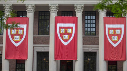 Trumpın Harvard kararına mahkeme engeli