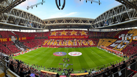 Galatasaray tribünlerinden Jose Mourinhoya ve Fenerbahçeye göndermeli koreografi