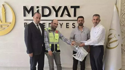 Temizlik görevlisi, yerde bulduğu 111 bin 500 lirayı sahibine ulaştırdı