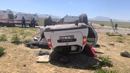 Vanın Çaldıran ilçesinde araçlar kafa kafaya çarpıştı: 4 ölü, 2 yaralı