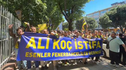 Fenerbahçeli taraftarlar Caddeden stada kadar yönetimi protesto etmek için yürüdü