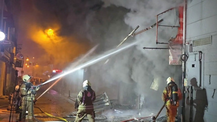 Kadıköyde korkutan yangın İş yeri alev alev yandı