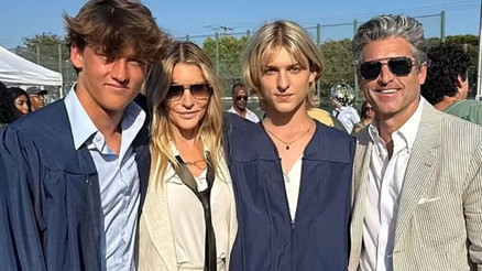 Yıllar önce kuaförüne aşık olup evlenmişti… Ünlü oyuncunun gurur günü: İkiz oğulları liseden mezun oldu