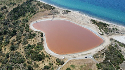 Kalpli gölün rengi pembeye büründü