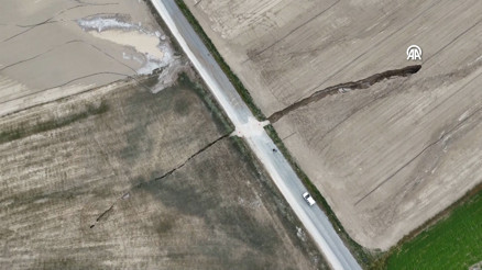 Sağanak sonrası tarım arazisinde yarık oluştu