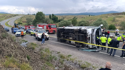 Taziyeden dönen araç şarampole yuvarlandı: 2 ölü, 15 yaralı