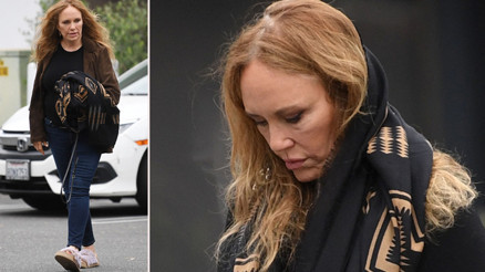 Yaşlanmayan tek yanı sigortalattığı bacakları: Efsane güzellik terlikleriyle sokakta Yaşlanmayan tek yanı sigortalattığı bacakları: Efsane güzellik terlikleriyle sokakta