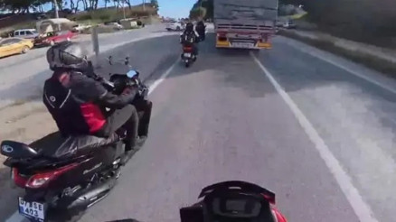 Trafikte tehlikeli anlar kamerada: Tonlarca ağırlığındaki TIR’ı motosikletlilerin üzerine sürdü Trafikte tehlikeli anlar kamerada: Tonlarca ağırlığındaki TIR’ı motosikletlilerin üzerine sürdü
