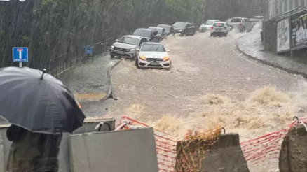 Trabzon şiddetli yağış: Yollar göle döndü, sürücüler ilerlemekte güçlük çekti