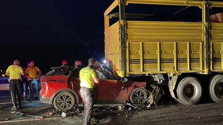 Kamyonun altına giren otomobilin sürücüsü hayatını kaybetti