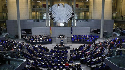 İsraili protesto etti: Alman meclisinden zorla çıkarıldı