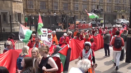 Parlamento önünde insan zinciri... Gazze için sembolik kırmızı duvar