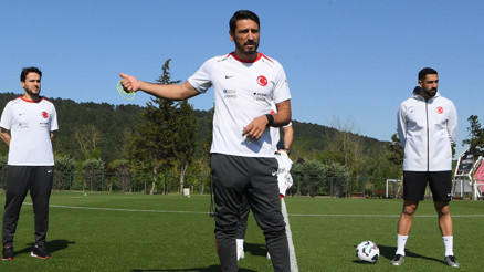 Ümit Milli Futbol Takımı Teknik Direktörü Egemen Korkmaz: Problem çözmeye geldik