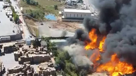 Palet fabrikasında korkutan yangın... Dumanlar gökyüzünü sardı