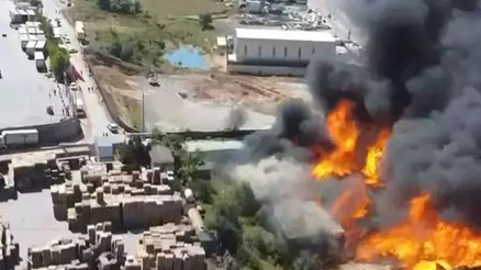 Palet fabrikasında korkutan yangın... Dumanlar gökyüzünü sardı