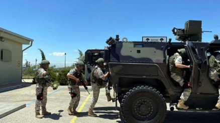 Mehmetçik bayramda da görev başında, her an eli tetikte bekliyor