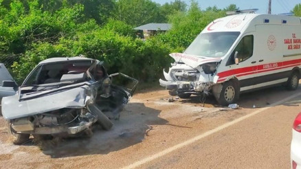 Feci kaza Ambulans ile otomobil çarpıştı: 1 ölü, 3 yaralı