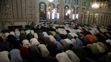 Dünyanın dört bir yanından Müslümanlar, bayram namazı kıldı