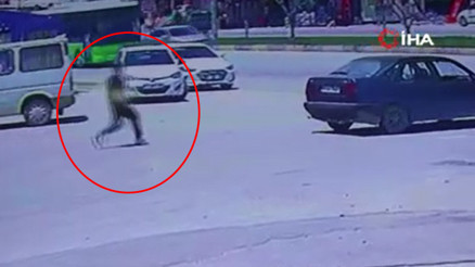 El frenini çekmeyi unuttu, aracının peşinden böyle koştu