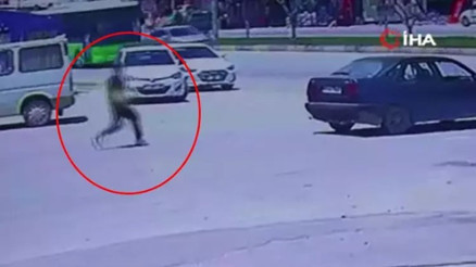 El frenini çekmeyi unuttuğu aracının peşinden koştu, kazaya engel olamadı